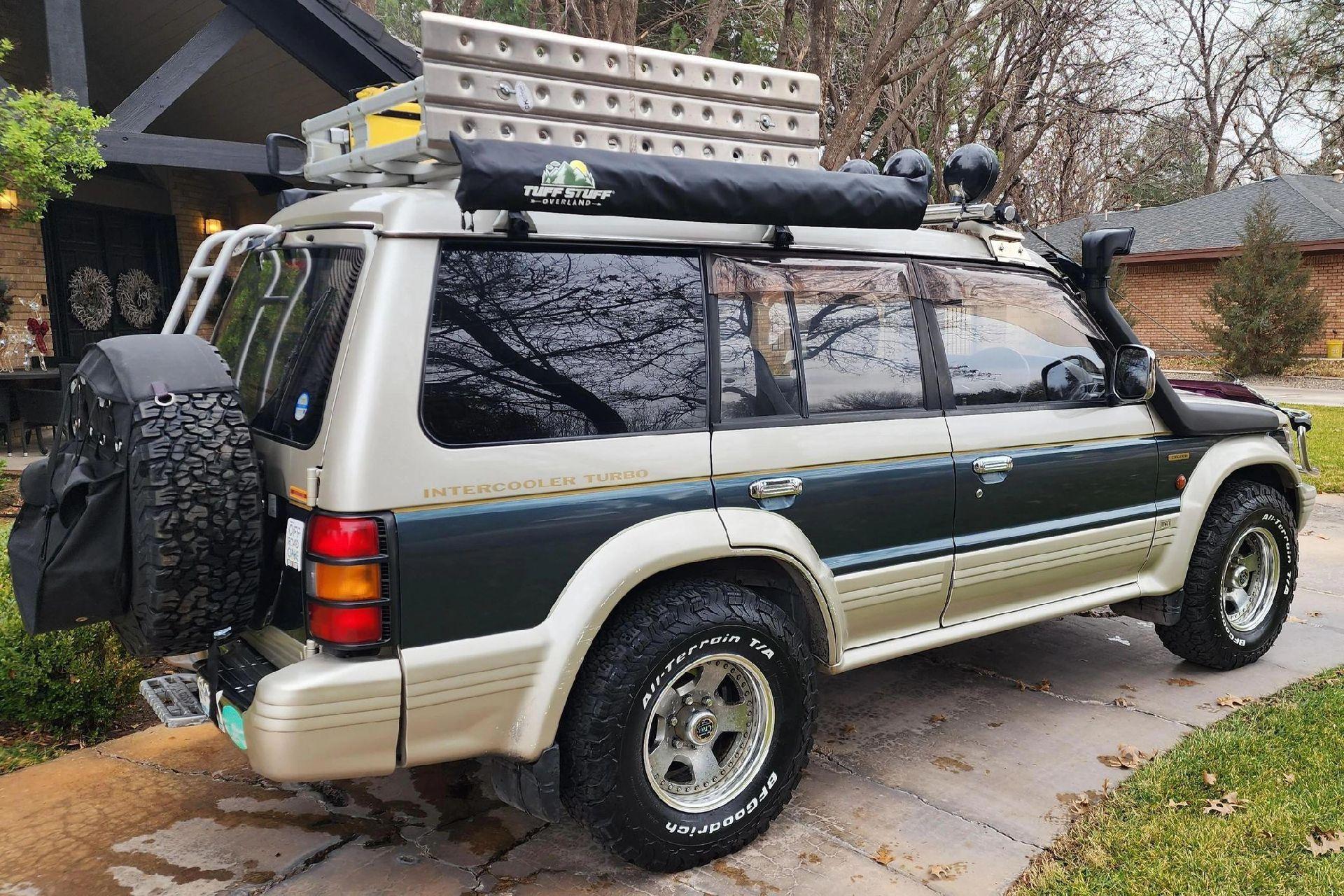 1992年pajero v46 . 手上有直腰的33,要不要喷个这个双色车身?