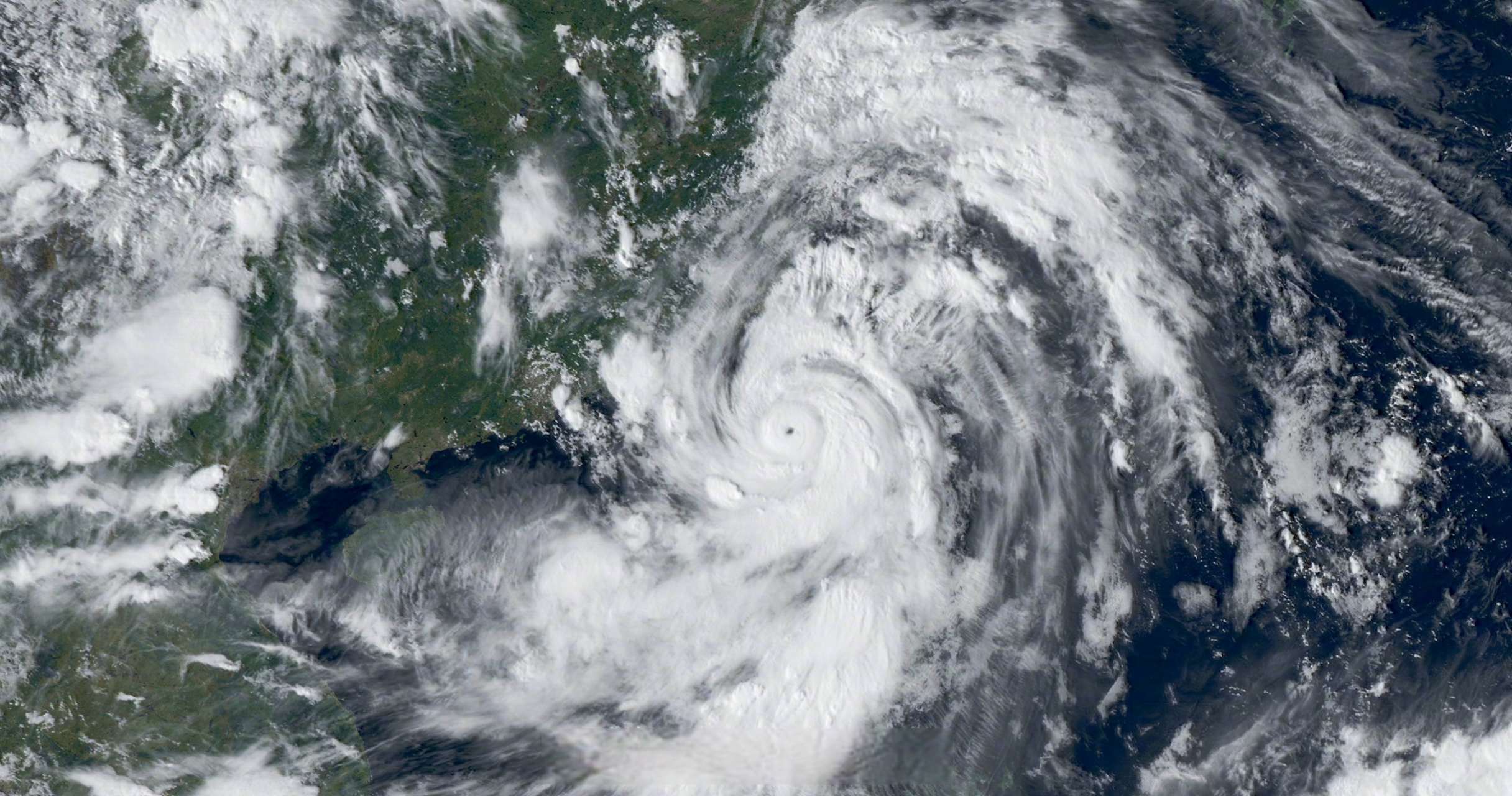 台风杜苏芮# 一个核心饱满,风眼清晰,环流庞大,实力恐怖的超强台风