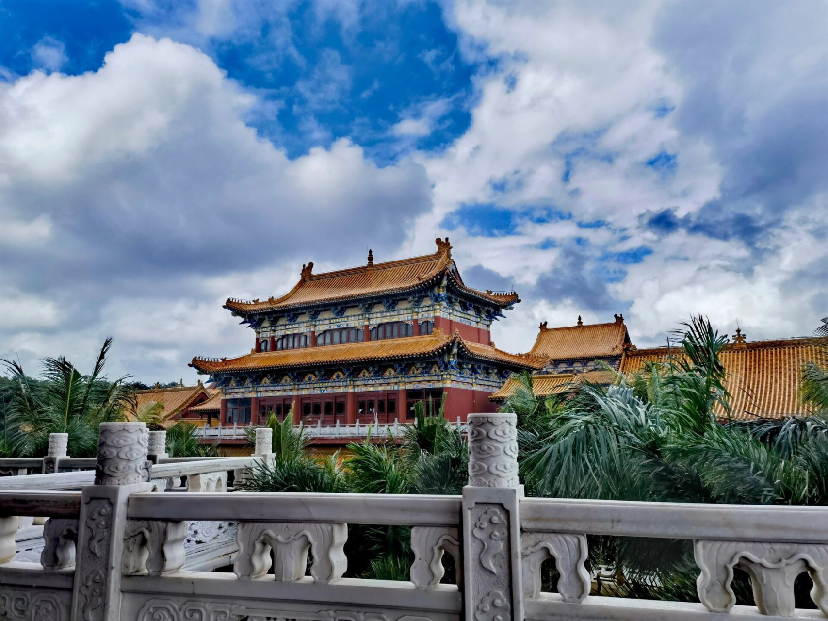 心灵修行# #心灵疗愈# #灵山寺# #海口# 灵山寺尚在修缮,殿内已募见