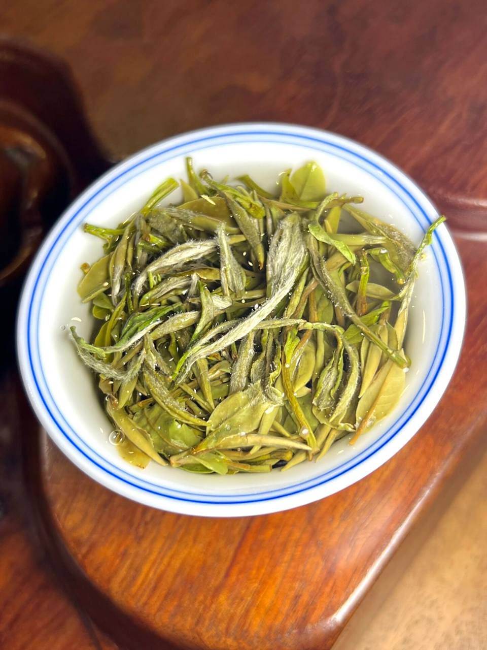 相信大家都会发现,在某些茶类的表面上,会覆盖着一层浓密的"毛毛".