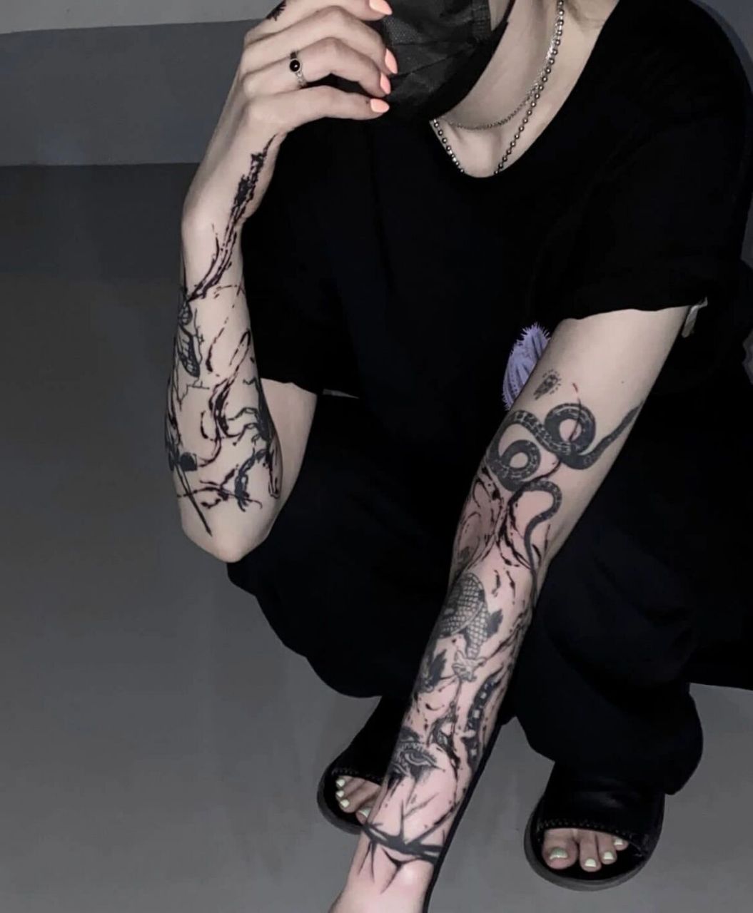 纹身图案推荐|手臂意象流线 小众纹身 " 摸不着的月亮是看不厌的 "