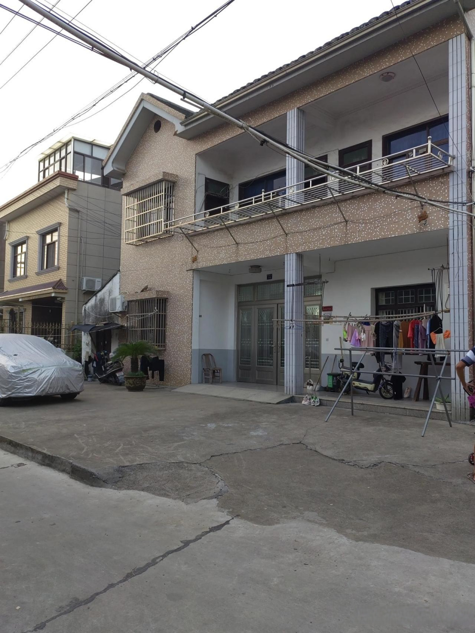 这是浙江农村的房子,3间2层,里面只住了一个老人,不过好在他儿子给他