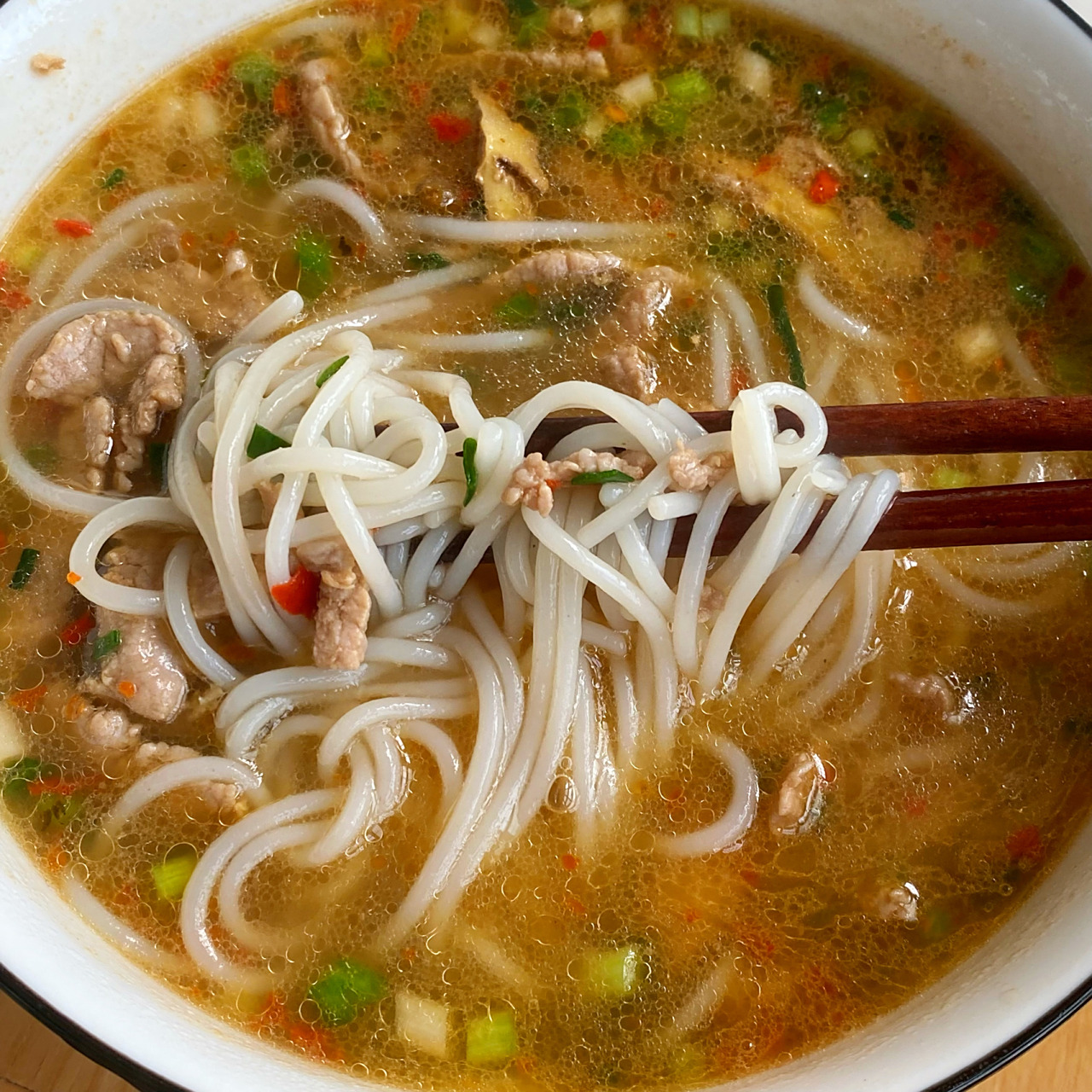 16615米粉提前泡好   或者放锅里煮七八分钟 26615瘦肉切丝