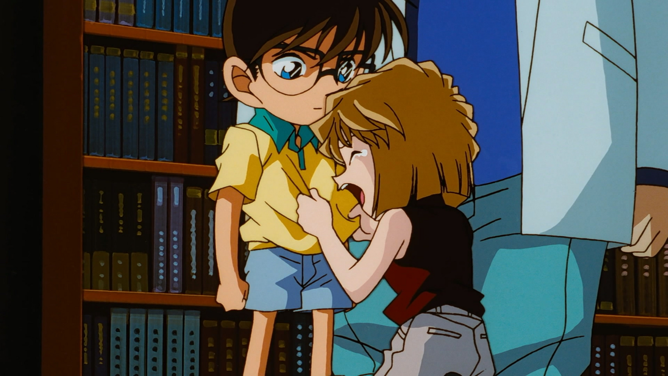 《名侦探柯南:灰原哀物语~黑铁的神秘列车》,灰原哀靠在柯南身上哭.