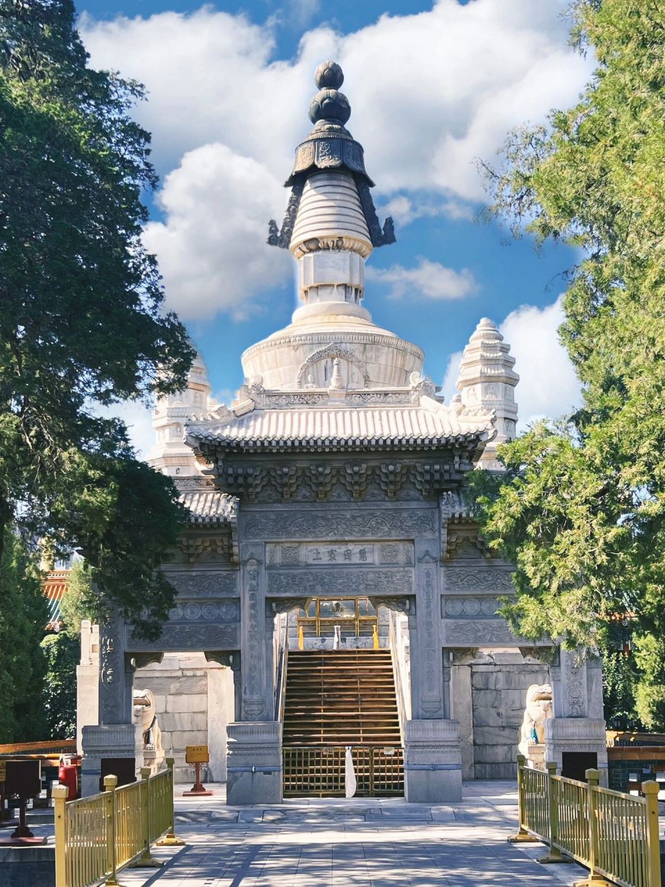 西黄寺始建于清顺治九年 它不仅仅是目前仍在运行的藏语fo/学院 还是