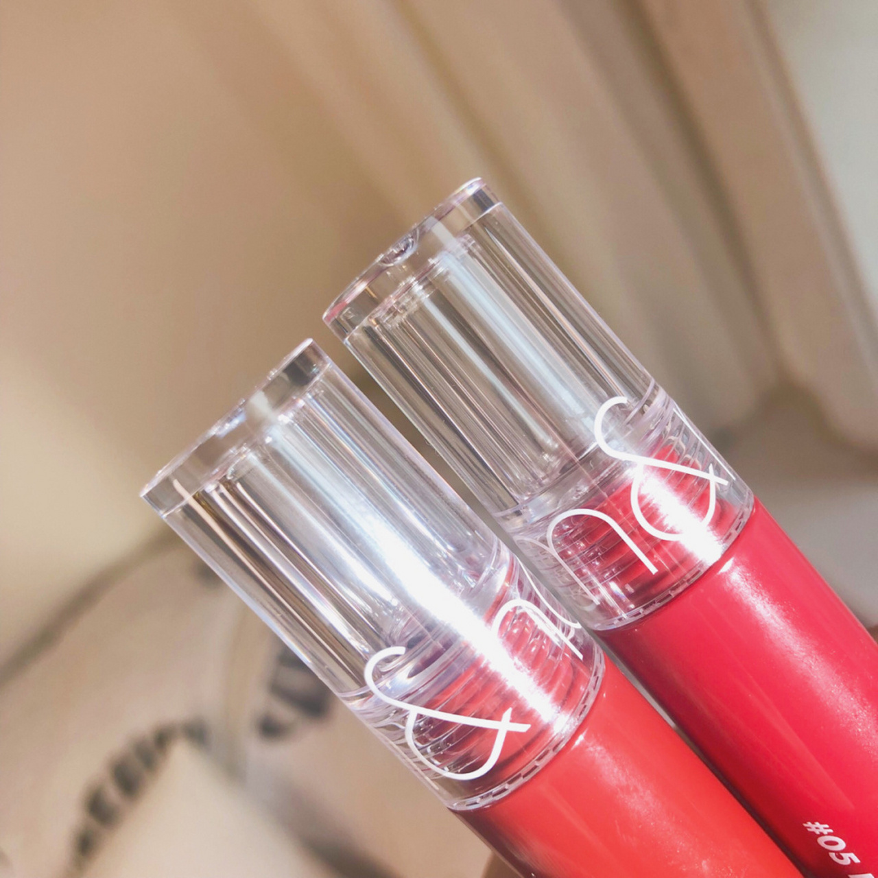 romand新出的水膜唇釉,看了模特小姐姐的视频就买了04和05～(o07ω`