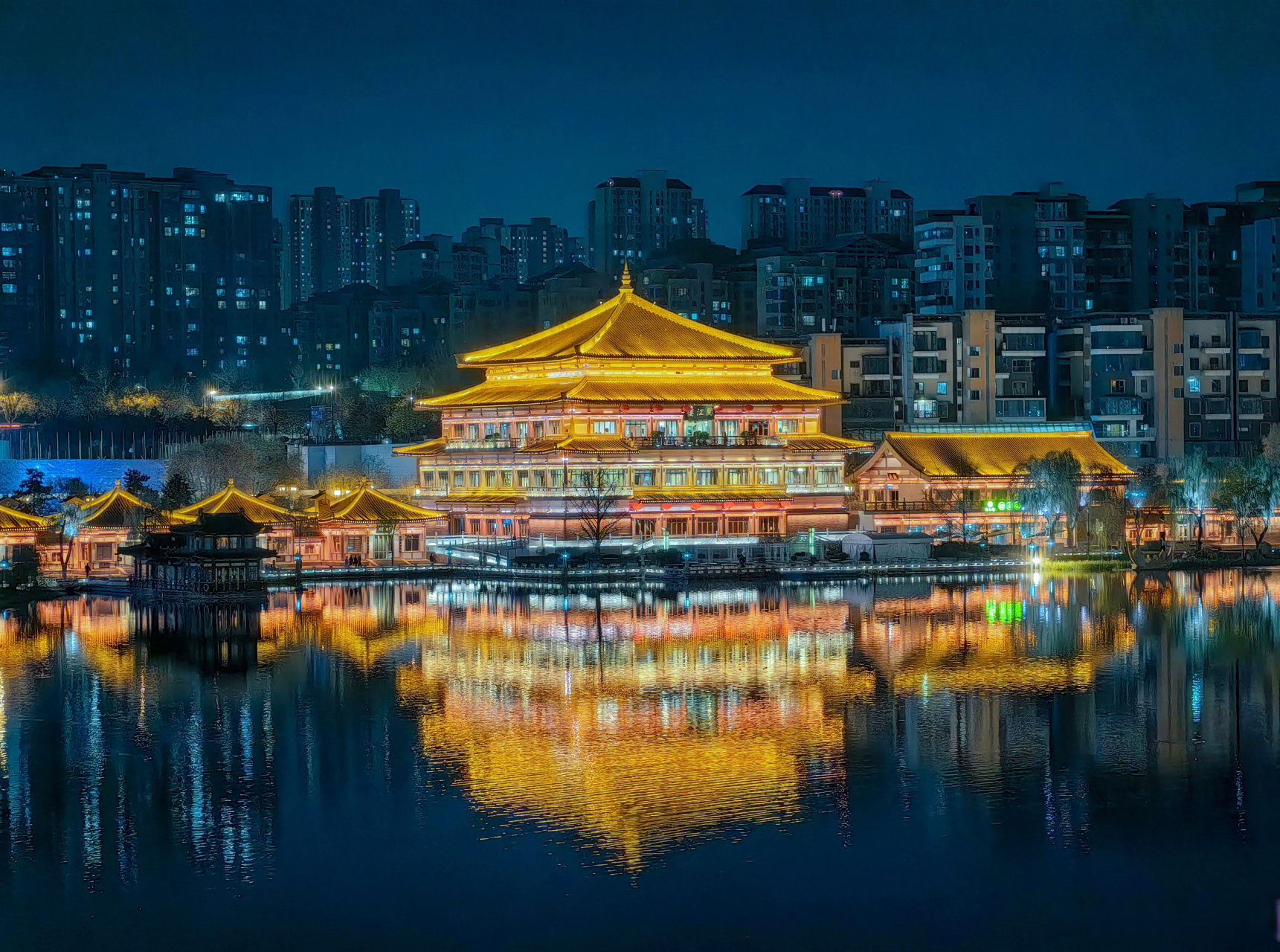 有网友分享出一组西安古建筑的照片,从广仁寺到大唐西市,在夜色的衬托