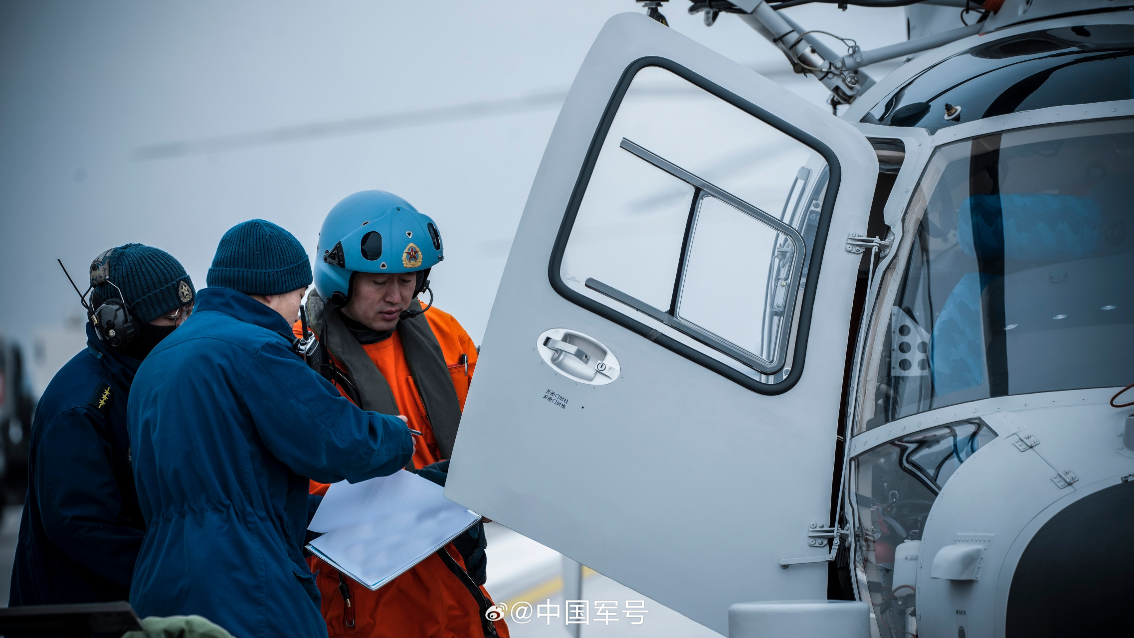 战鹰迎风破雪霸气升空#】近日,北部战区海军航空兵某团,组织开展多