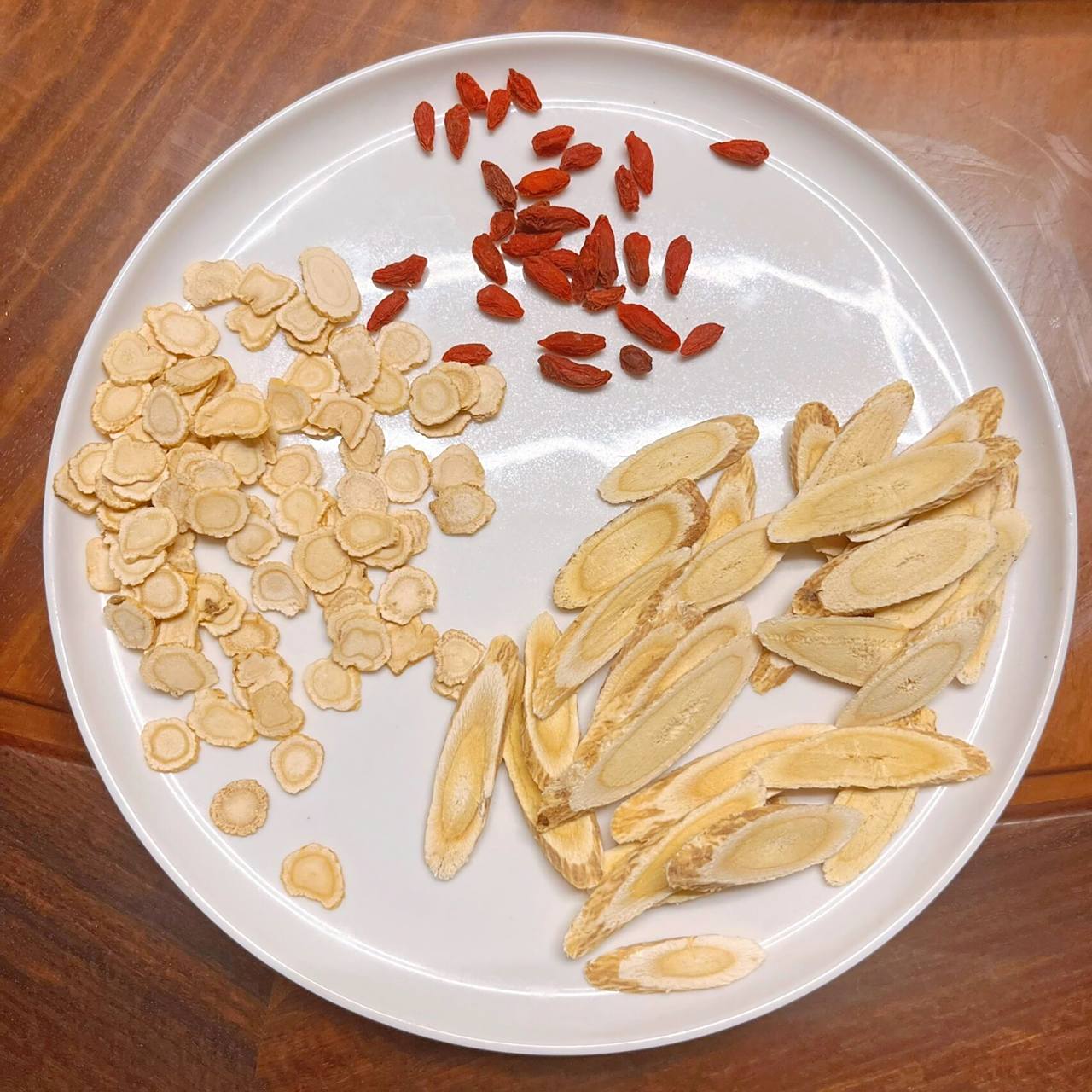 今日养生水:西洋参黄芪饮,补气 西洋参10g, 黄芪20g, 1000ml水煮40