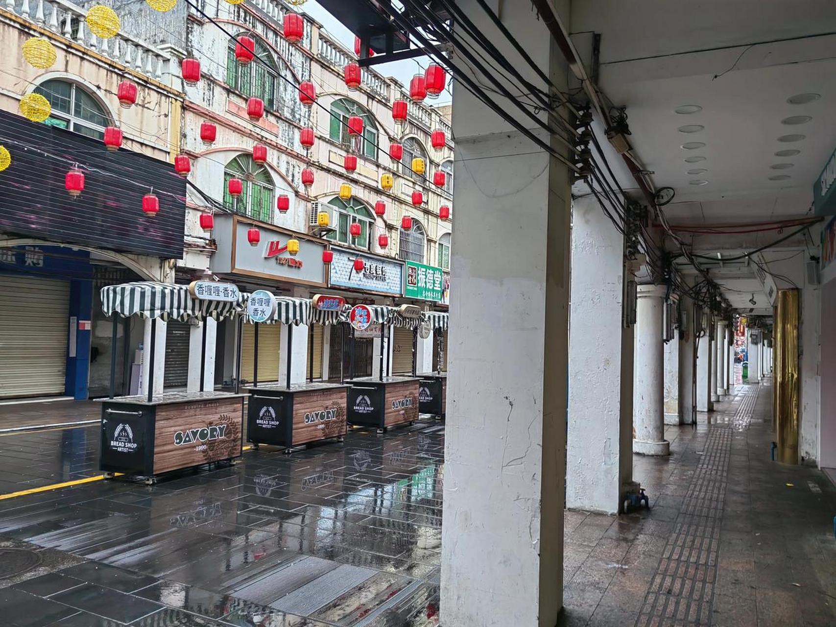 海南 周末坐高铁去海口府城逛吃,住在忠介路步行街旁的酒店.