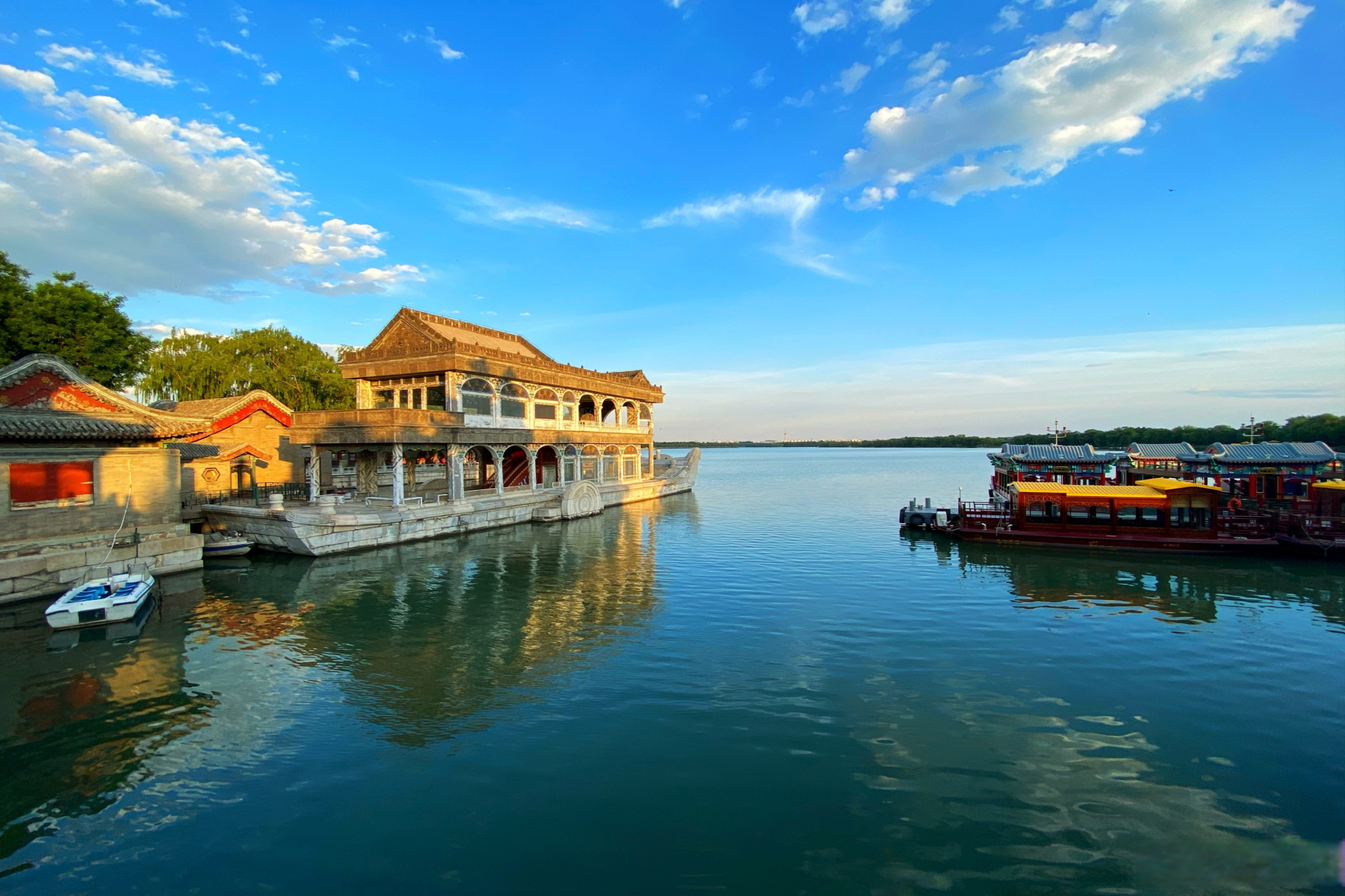 颐和园,以昆明湖,万寿山为基址,以杭州西湖为蓝本,汲取江南园林的设计