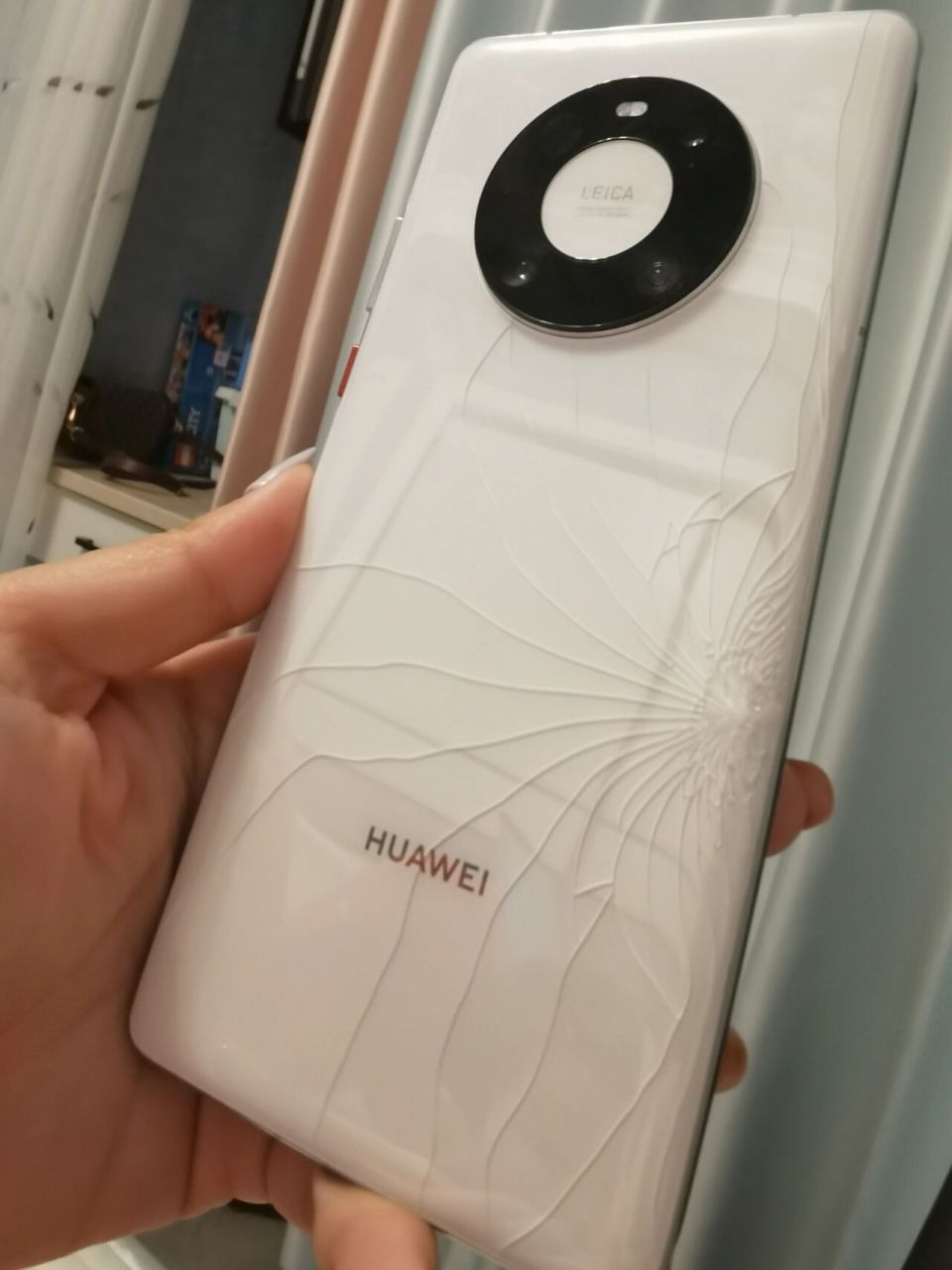 mate40pro 后屏碎了 昨天小朋友玩我手机,掉地上了,一不小心就变成