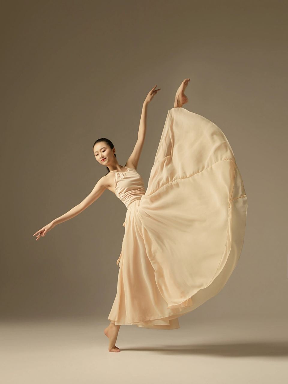 舞蹈摄影|大摆裙动作参考 经典的裸色大裙摆 轻柔又浪漫 与舞蹈完美
