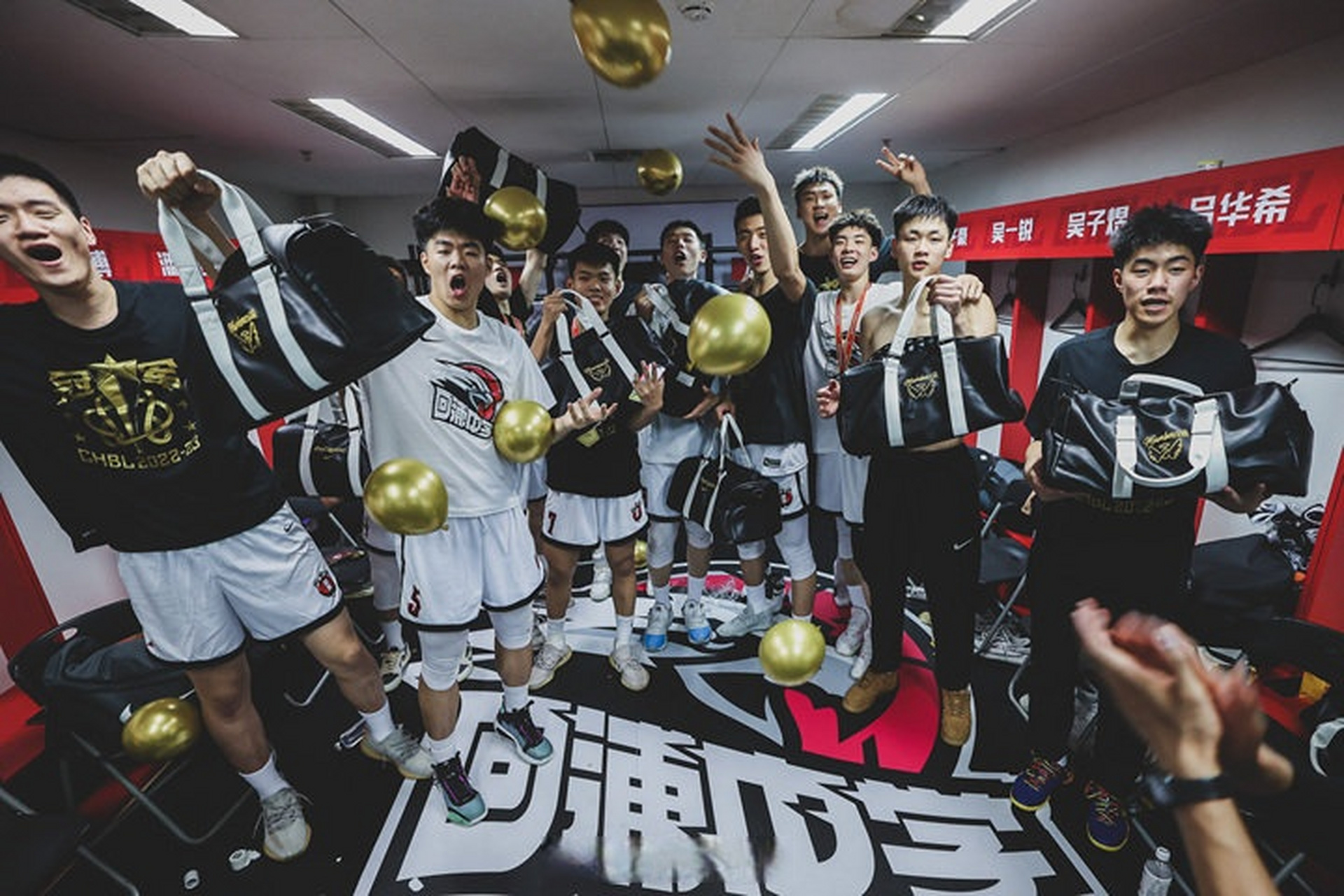 "回浦初中男篮主教练孙新亮激动万分,他介绍道,之前回浦高中师兄夺冠