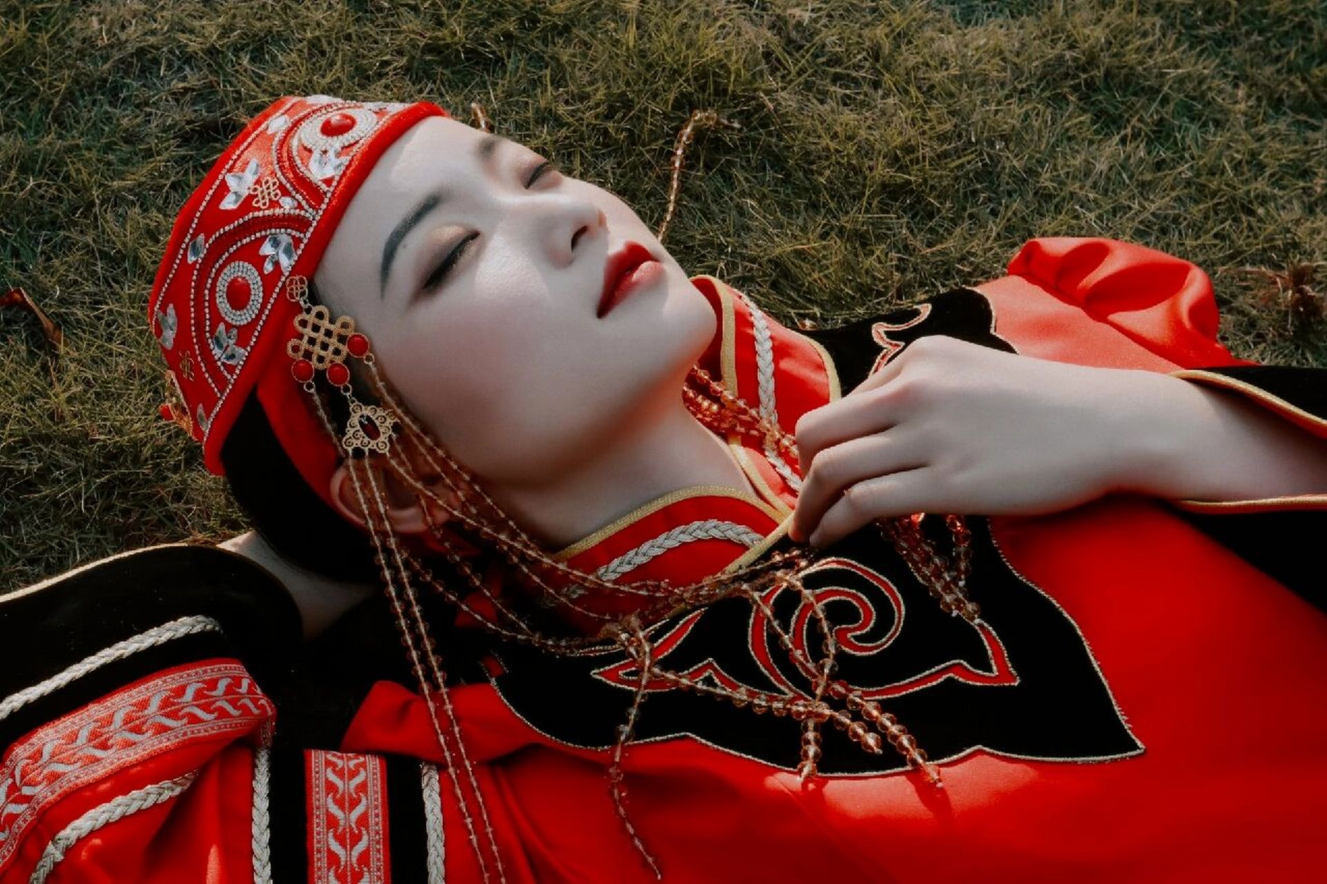 达斡尔族盘金绣,非物质文化遗产,原生态的达斡尔族头饰太素,找了一个