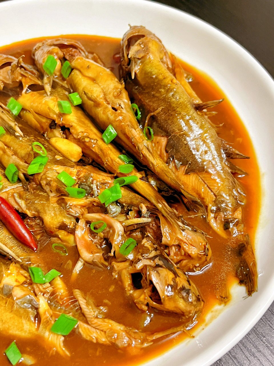 酱焖嘎鱼 食材:嘎鱼(也叫嘎牙子) 做法:鱼去内脏清洗干净,多洗几遍,我