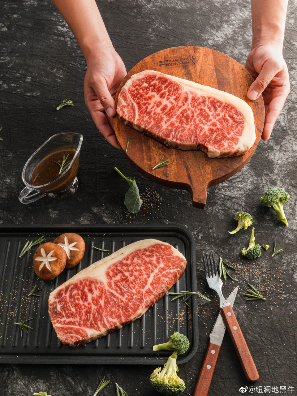 黑牛小课堂# 上脑牛排是指牛肩部的肉,又称牛梅花肉,这个部位瘦肉和