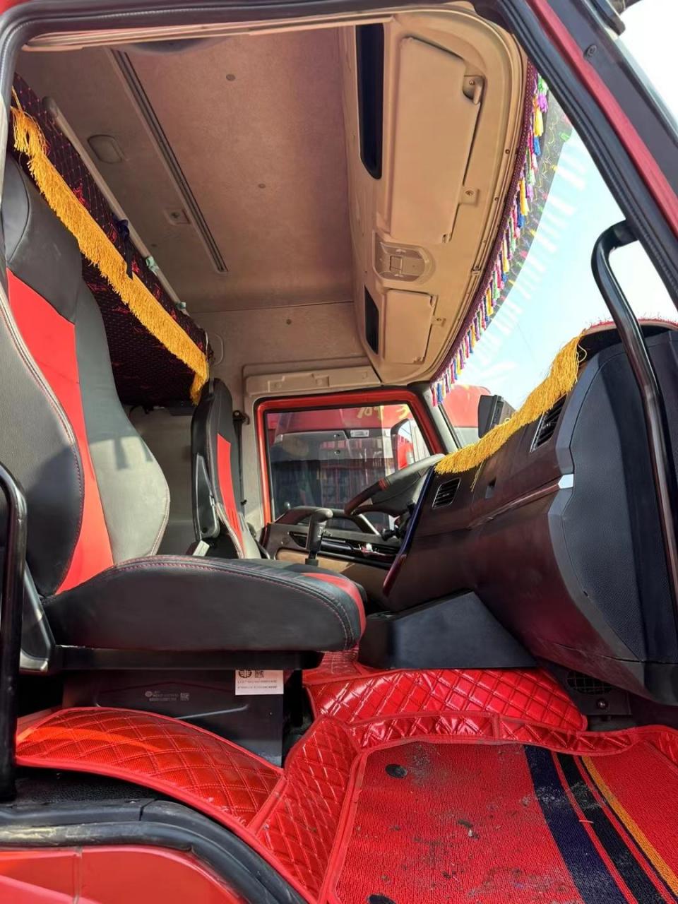 8米高栏载货车,锡柴6缸251马力发动机,法士特10速变速箱,轮胎9成新