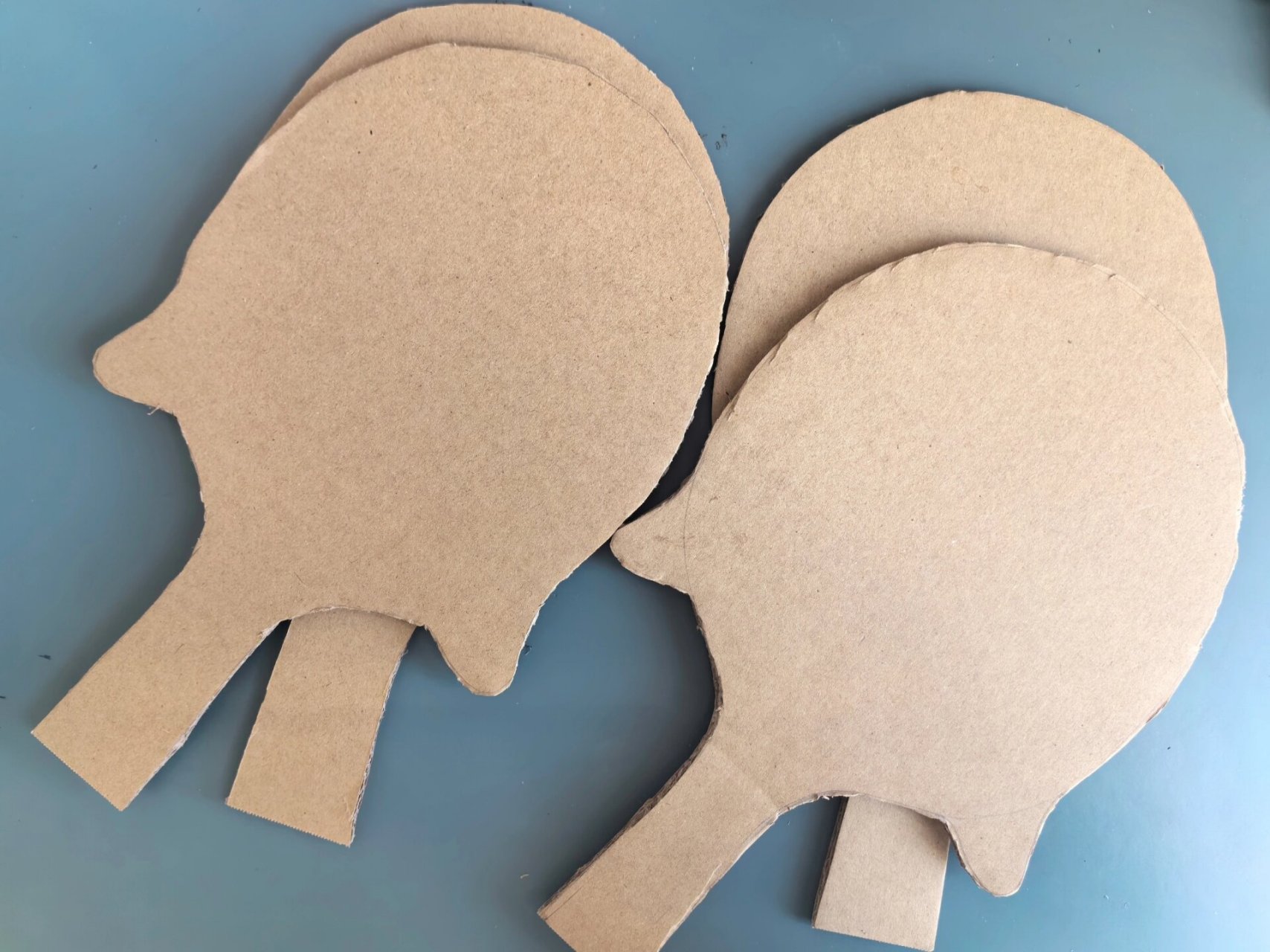 幼儿园作业—手工乒乓球拍 完成前:反正是拿去幼儿园的,颜色涂一遍就