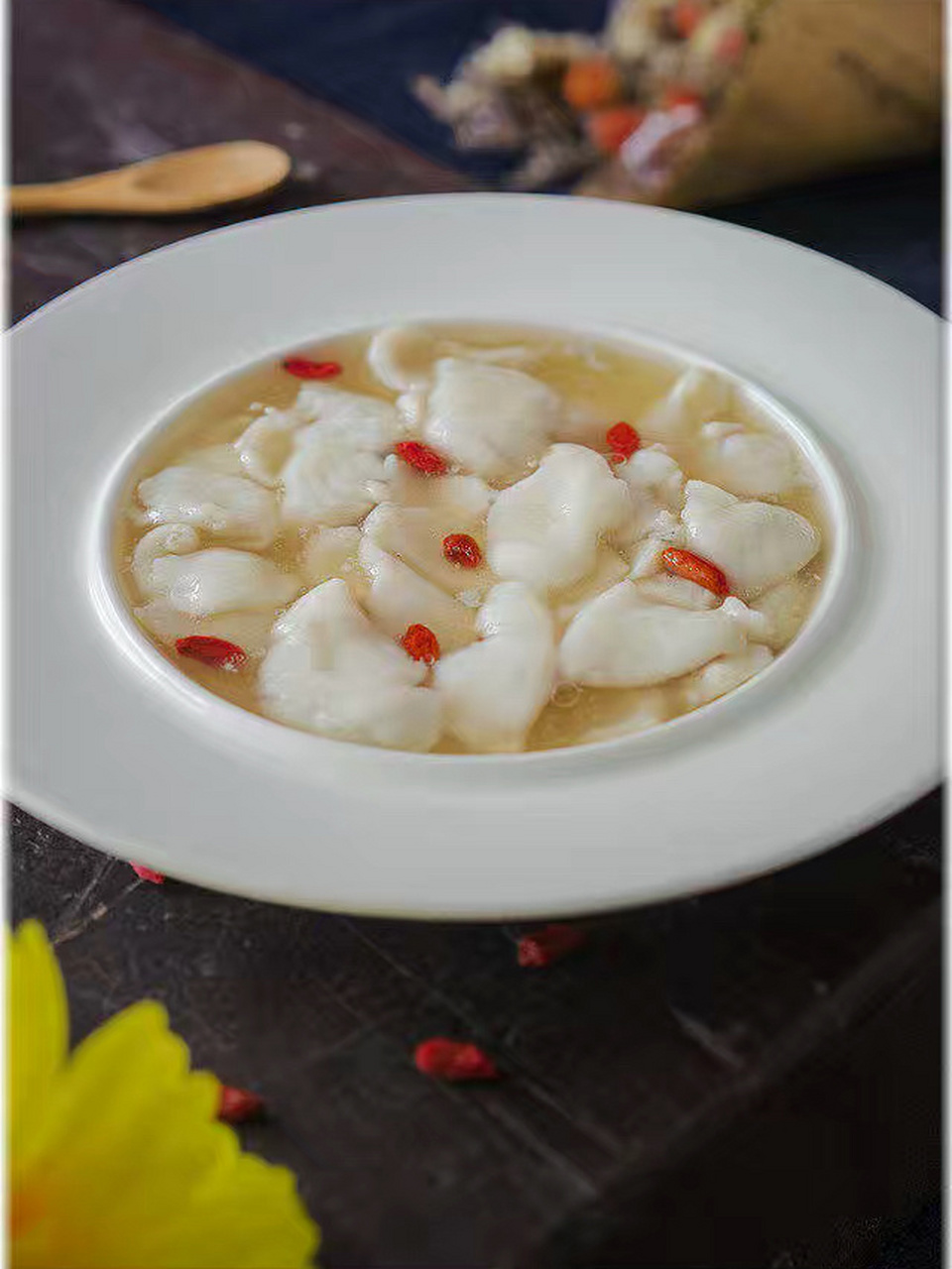 详解《糟熘鱼片》的做法 糟溜鱼片是一道经典鲁菜,鱼肉细腻洁白绵软滑