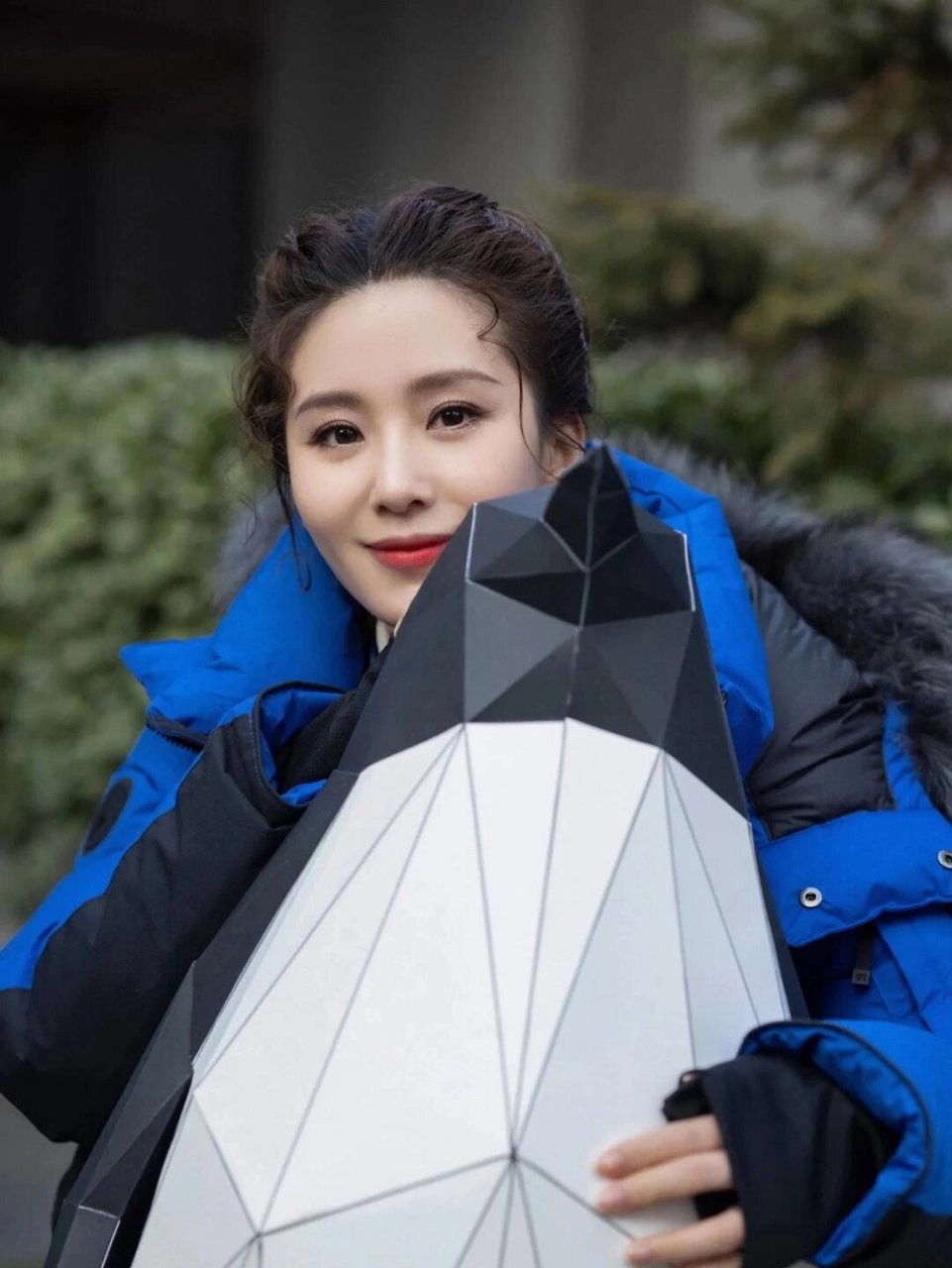 刘诗诗最新美照,身穿白色卫衣搭配宝蓝色羽绒服时髦个性又保暖,下搭