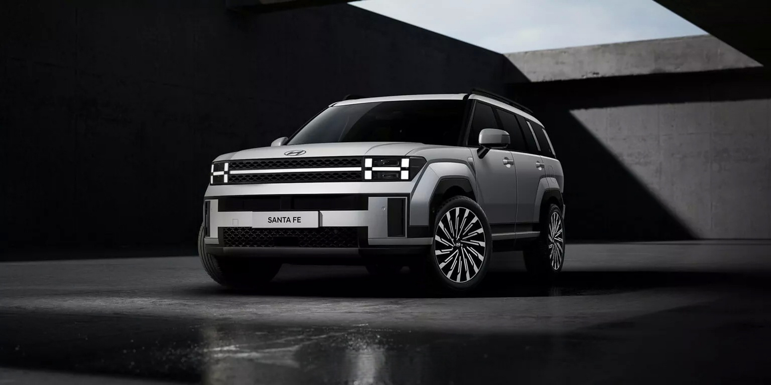 2024 款现代圣达菲(santa fe)是一款全新的圣达菲,它在城市生活和户外