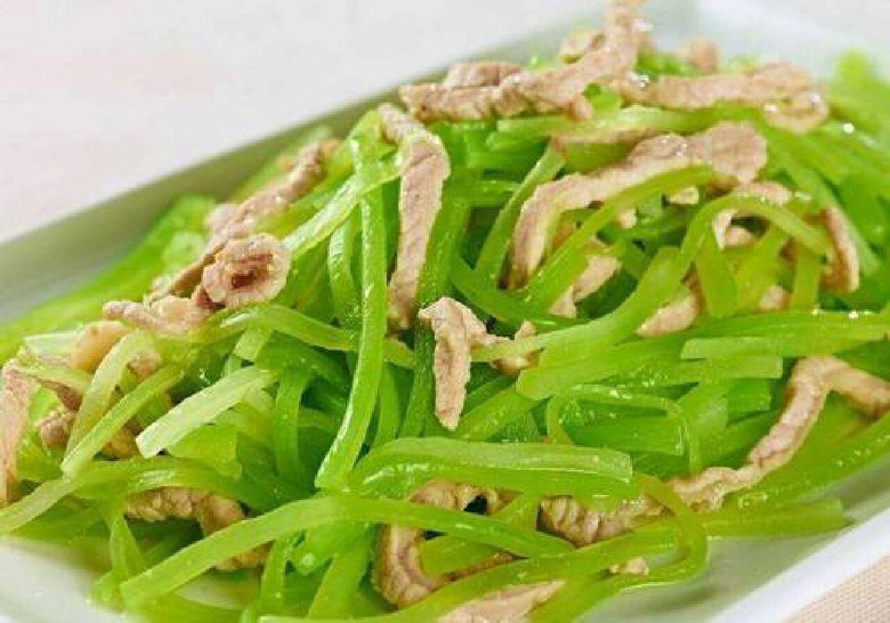 超爽口的莴笋丝炒肉 大家好呀,坚持做饭 今天吃莴笋丝炒肉 材料:莴笋2