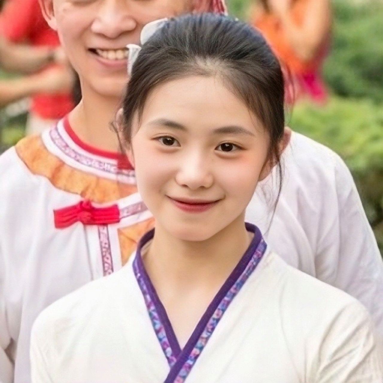 刘浩存小时候旧照,应该是纯天然的,等比例长大.