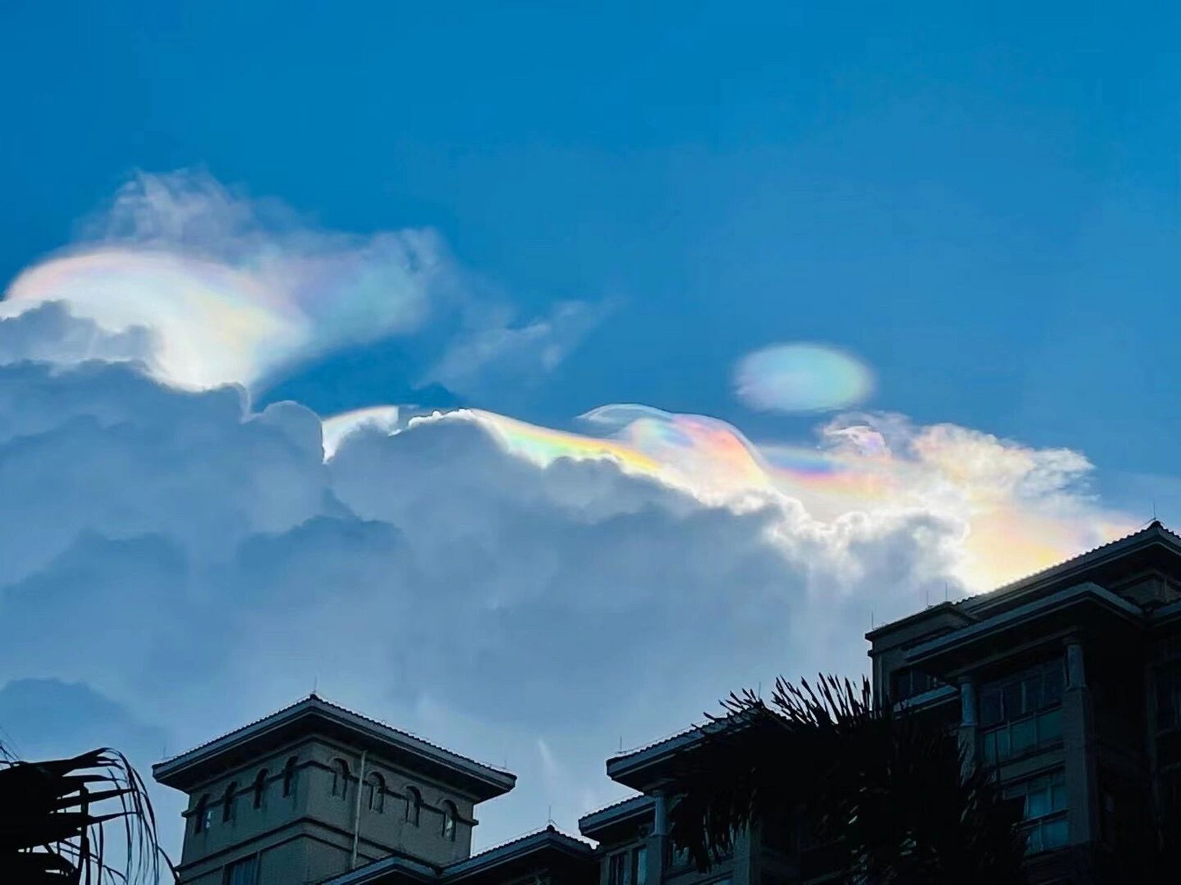 太美了今早珠海天空出现七彩祥云96 有一个盖世英雄 正踏着七色彩云