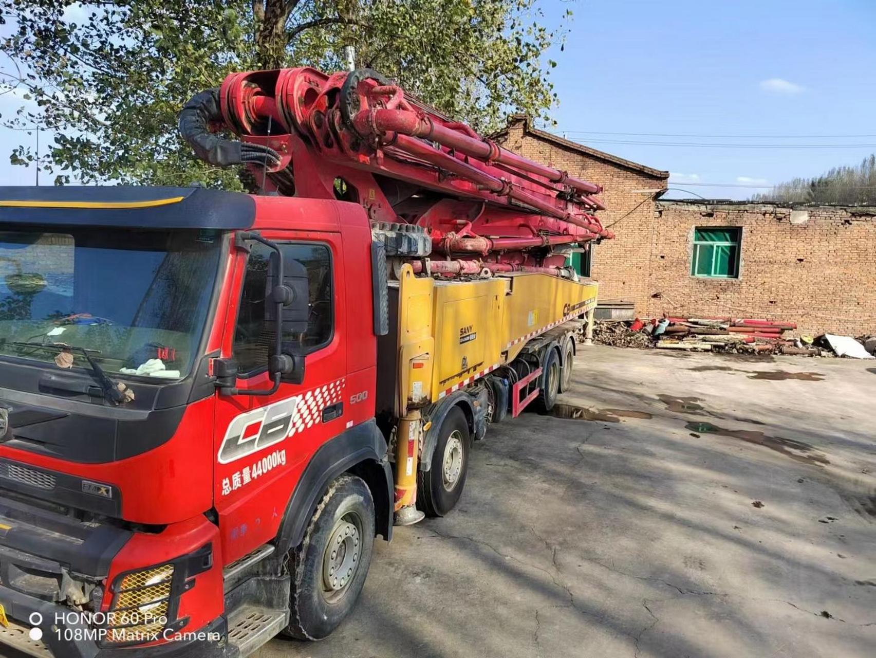 二手泵车 19年7月三一沃尔沃56米,工作2000h10万方,高配力士乐油泵