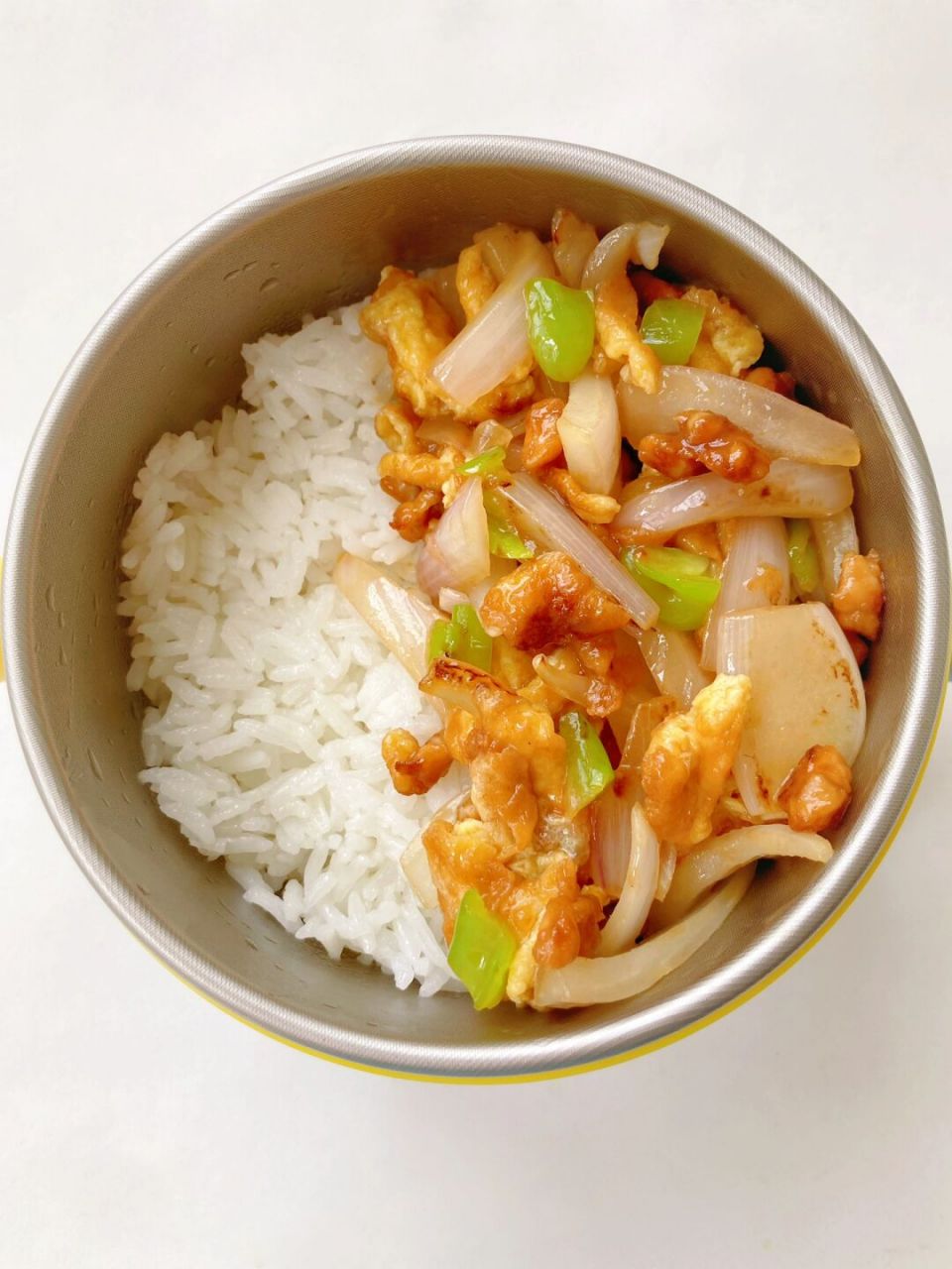 今天分享宝宝午餐【洋葱肉丁炒鸡蛋】盖饭 没搞那么多花里胡哨,就一个