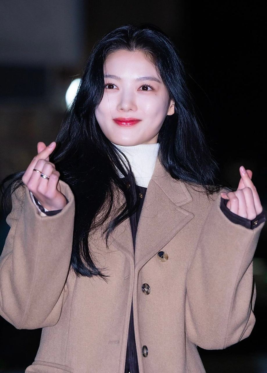 金裕贞# 今日穿搭,驼色大衣配牛仔裤就是韩剧女主,头发真的很多,狠狠