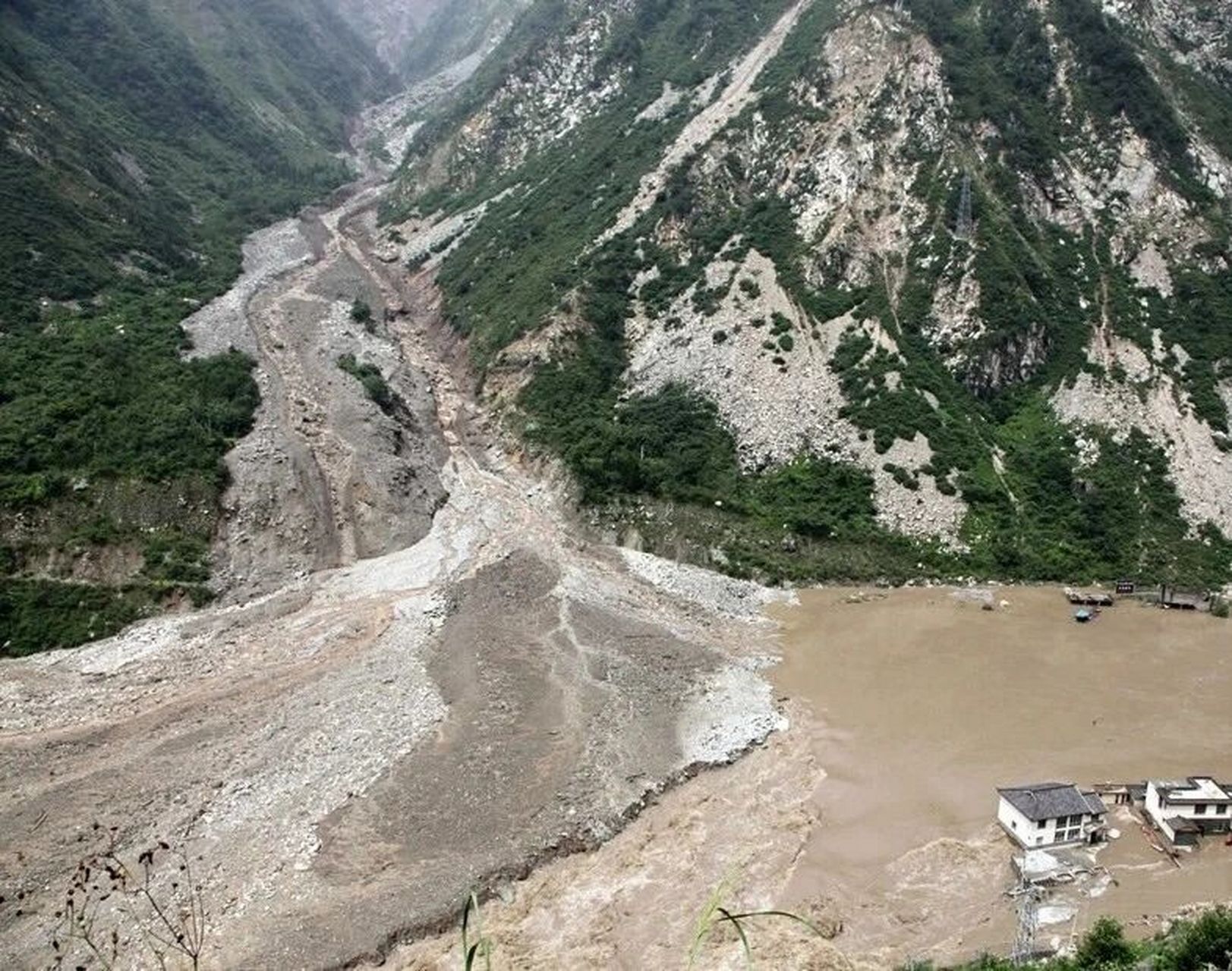 考前必看:泥石流怎么考 [你懂的]泥石流是山区沟谷中由暴雨或冰雪消融