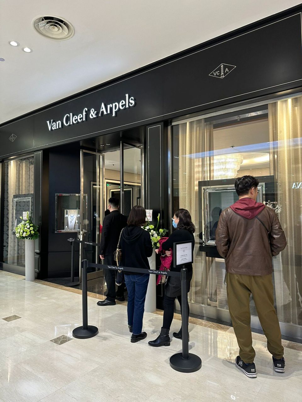 青岛不缺有钱人,梵克雅宝开业第一天就排队 山东省首家梵克雅宝今天