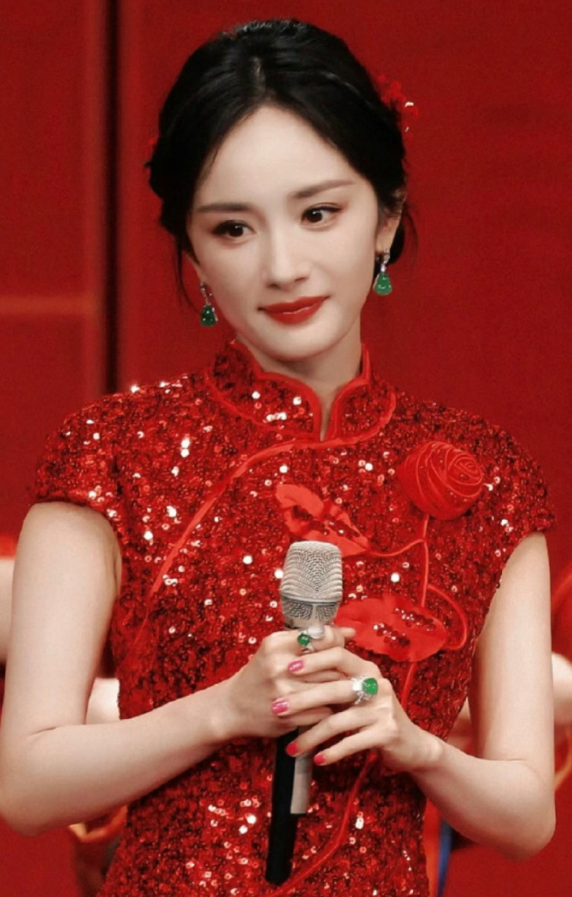 杨幂结婚都没穿过这么喜庆的敬酒服,难怪结果不好