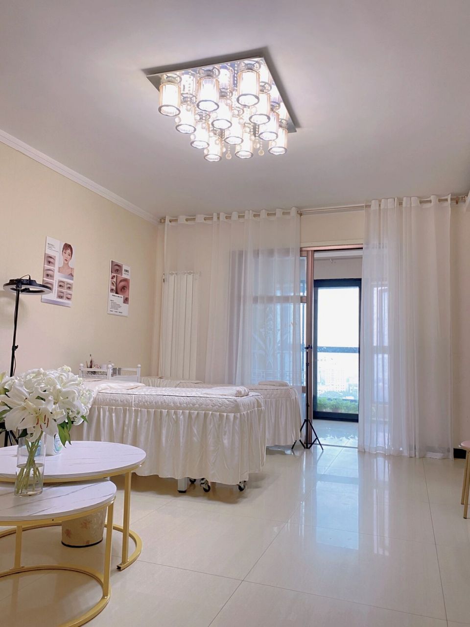 坐标郑州17年刚从业的时候属于迷茫期,跟着一位老师学习纹绣技术花费