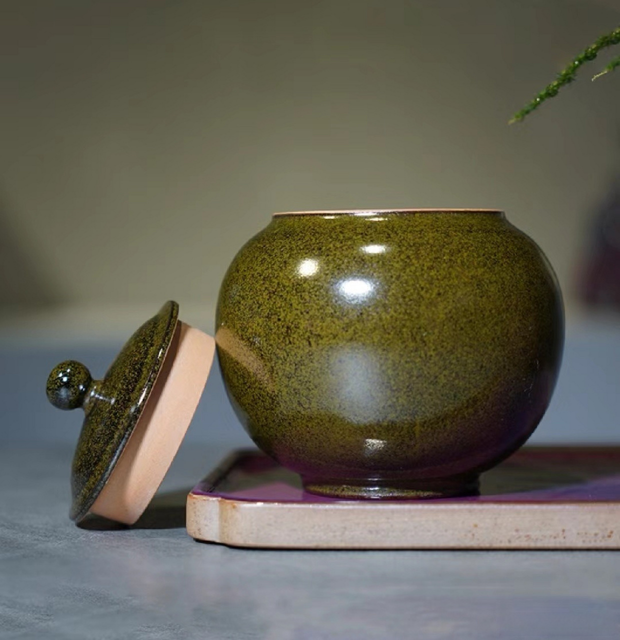 茶叶末釉茶叶罐  盖面平滑圆润,圆珠钮娇俏可爱  珠圆玉润,鼓腹利于