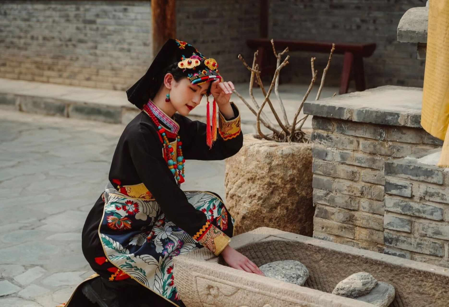 92嘉绒藏族服饰: 盛装 女性头戴"巴惹"(即头帕),四周绣有彩色丝边