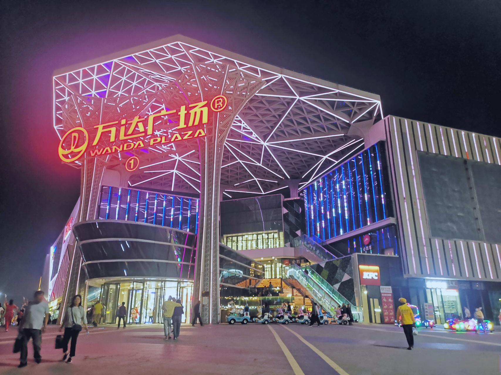 刚峰看东方#手机#随手拍# ,东方市区最繁华夜市一景:万达广场!