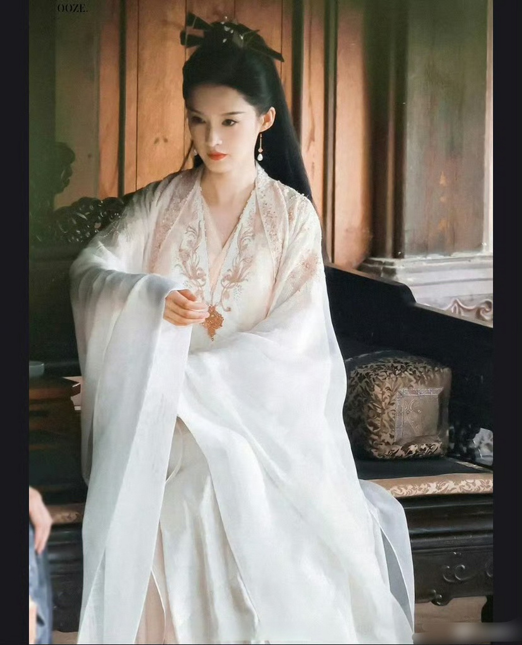 李沁太适合古装了,一身白衣穿出了清雅脱俗的气质,话说庆余年2的衣服
