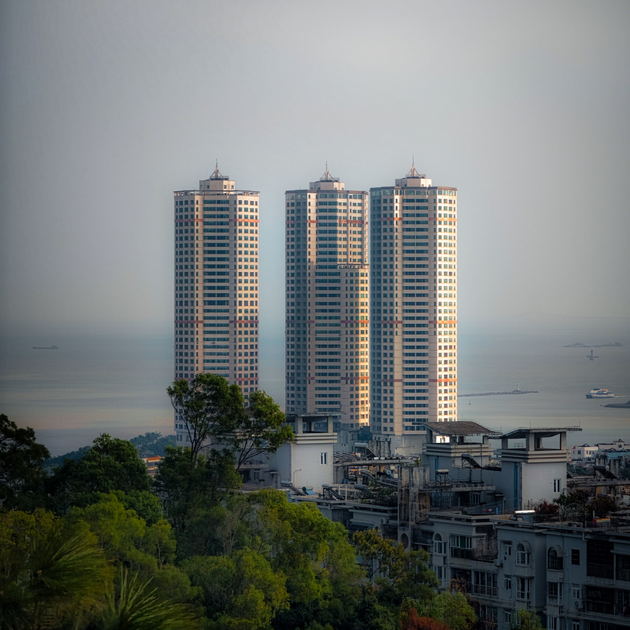 看到—— 珠海著名的"三炷香". 珠海著名的"日月贝".