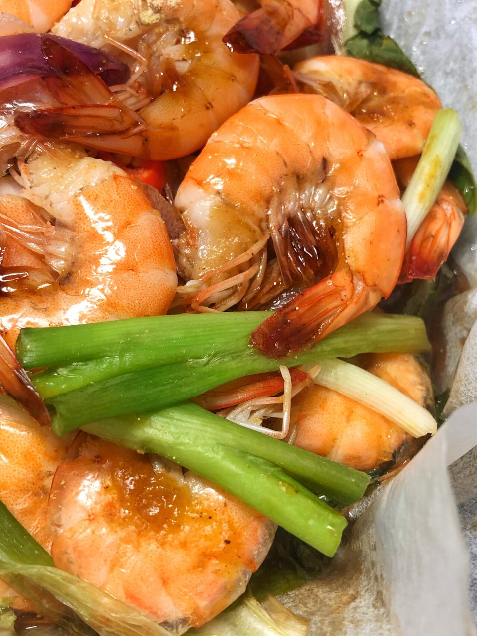 懒人菜系列 【纸包虾】硅油纸铺上生菜和爆香后的洋葱,蒜瓣;控干水分