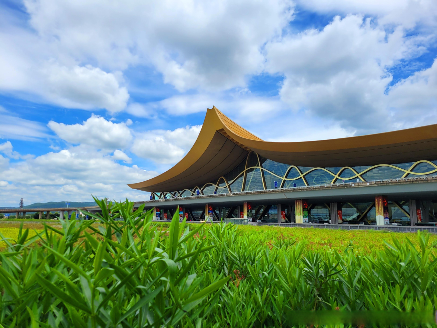【昆明机场通过碳管理体系认证】7月17日,昆明机场获得碳管理体系认证