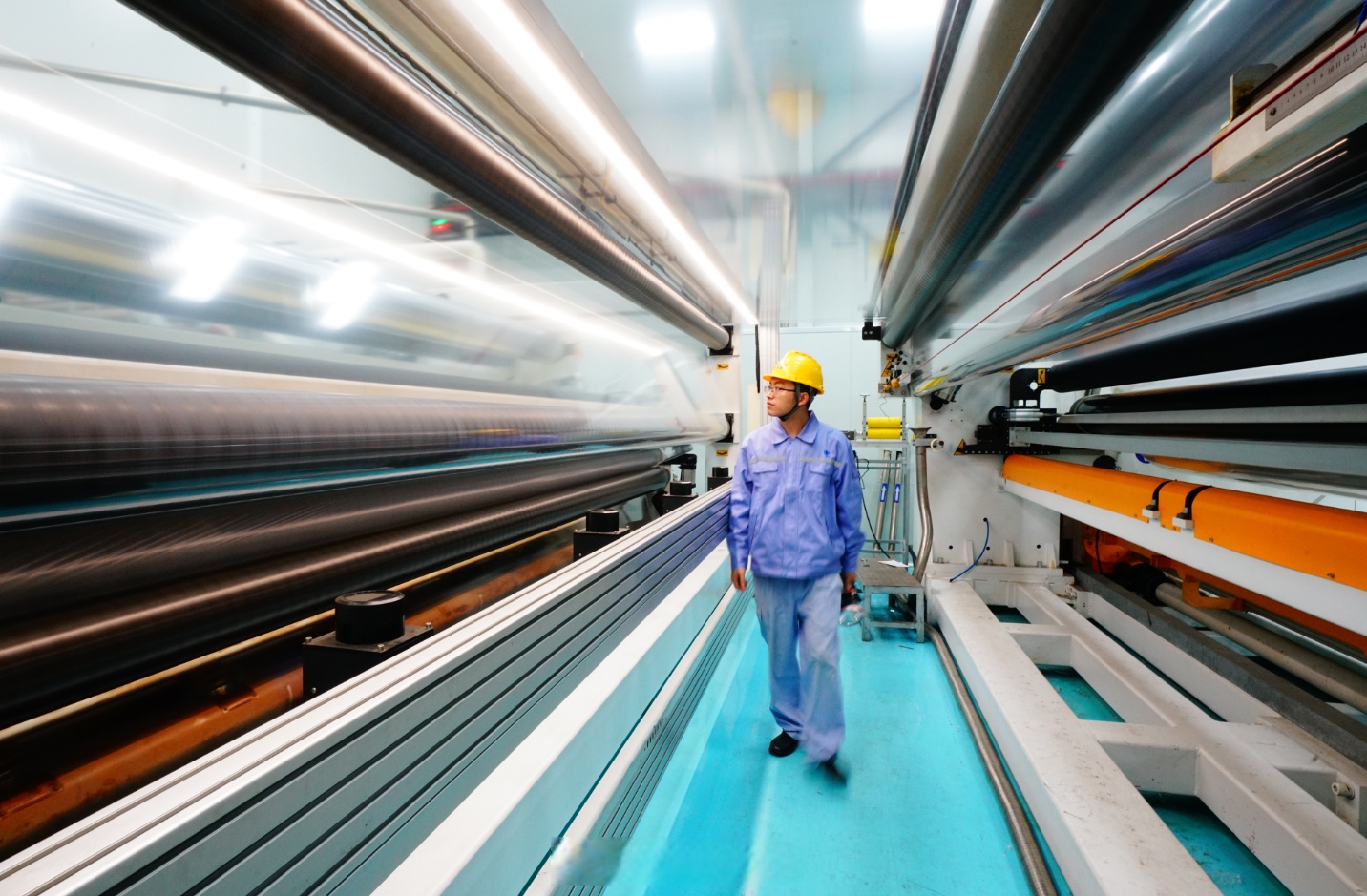 提速自动化改造和数字化转型,成功引进德国五层共挤吹膜生产线,主要