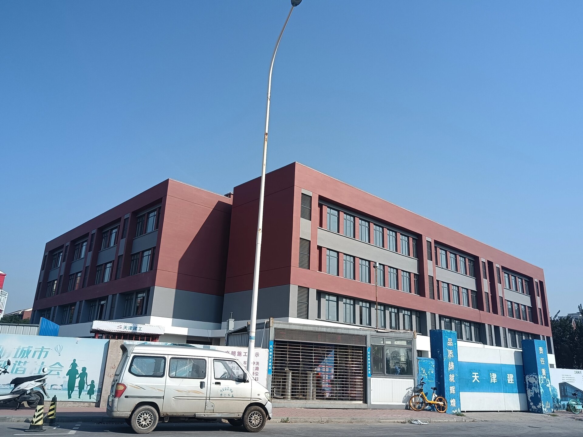 小学和初中的一贯制学校,初中是原来的二号桥中学,小学今年开始招生