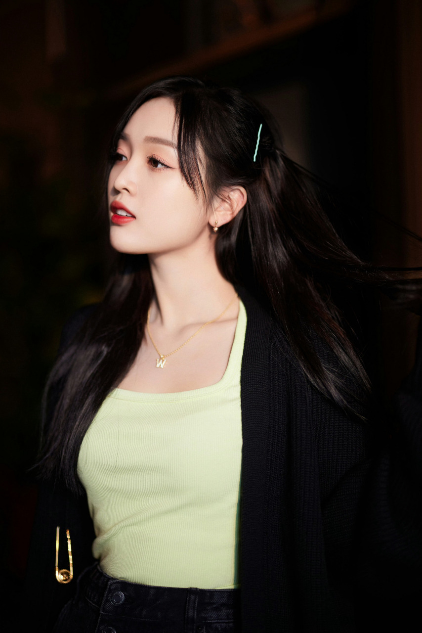 吴宣仪黑白色彩甜美穿搭