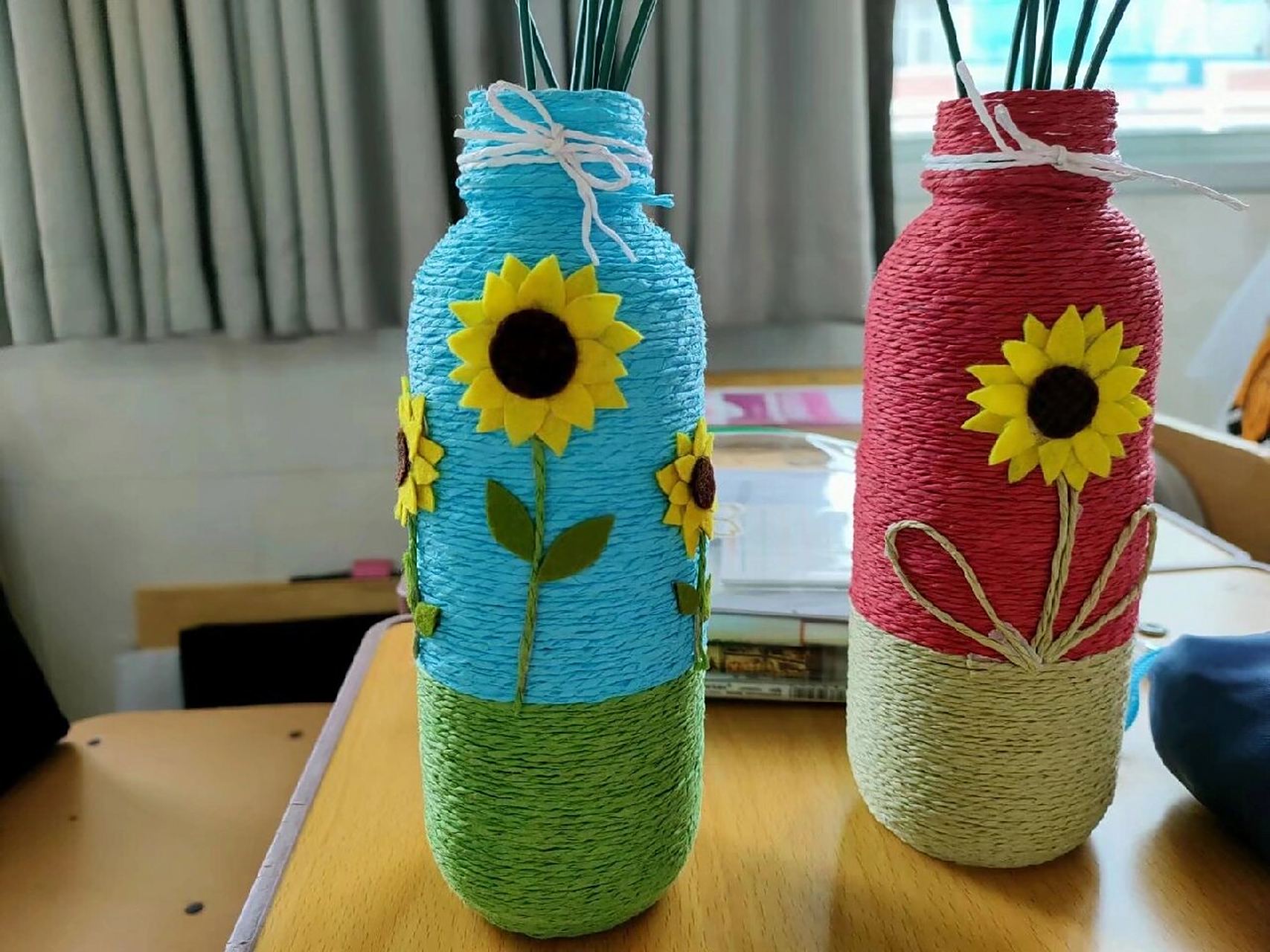 这个手工作品我太爱啦 小球们是用毛线做的,再用双面胶缠绕铁丝戳进