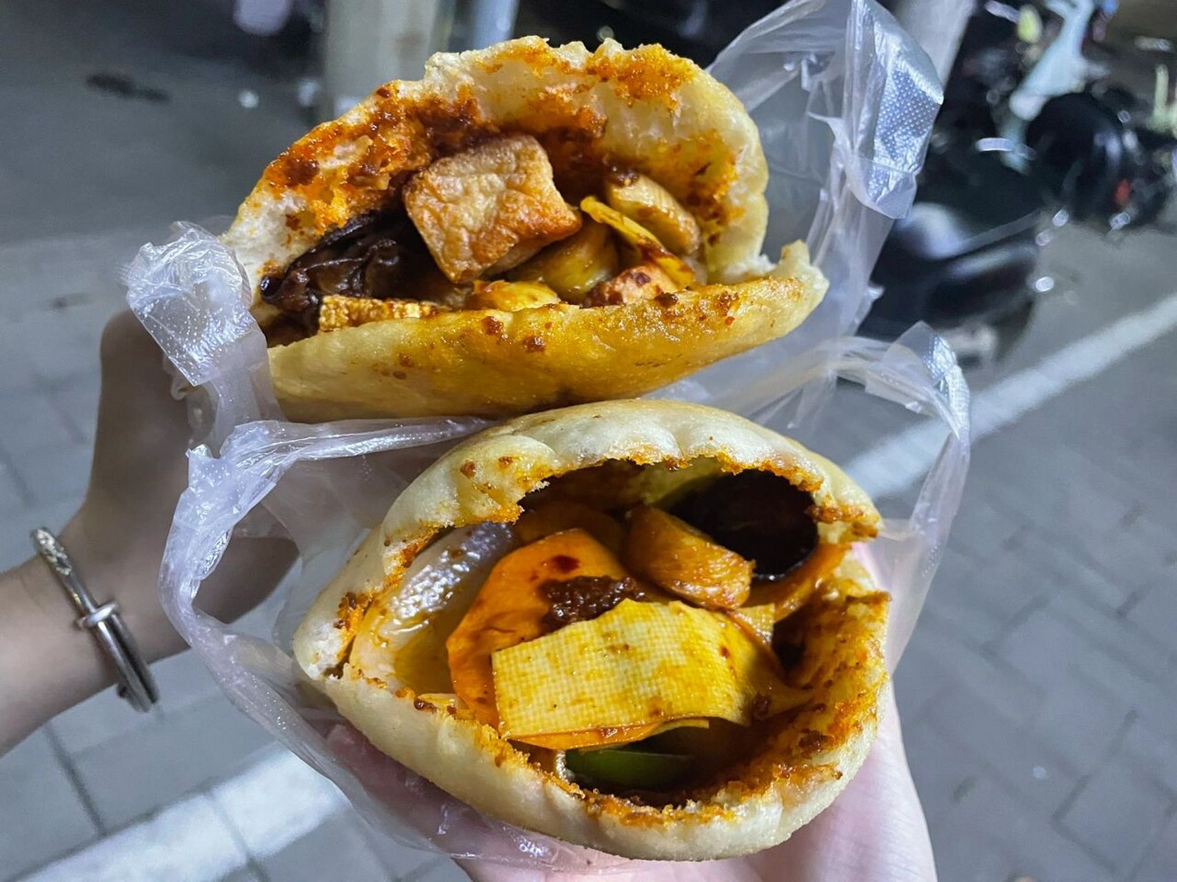 长葛探店86615|从小吃到大的大圆饼夹串串香 今天推荐的美食是:大