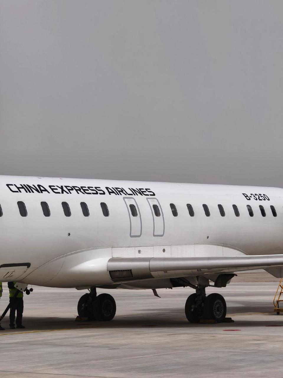 第一次乘坐crj系列的飞机,上次还见是6年在前北京南苑机场,下飞机时