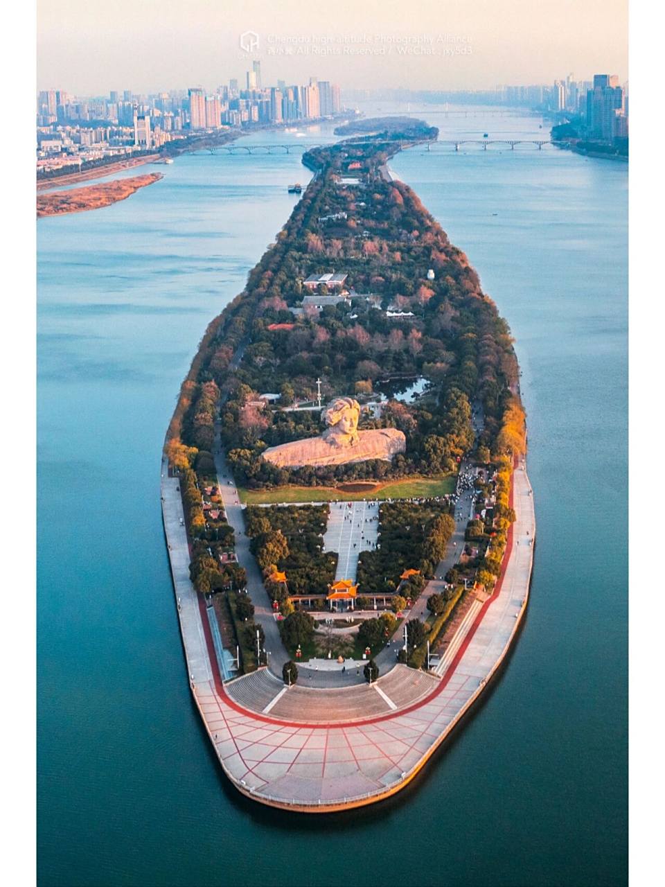 潇湘往事丨橘子洲头全景图 橘子洲头,一代伟人指点江山的地方,更被称